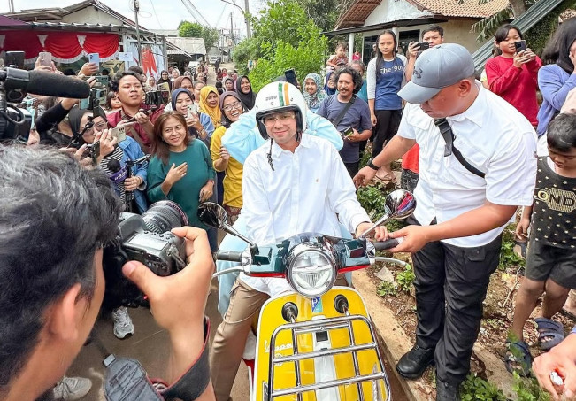 Raffi Ahmad Ajak Nagita Slavina Naik Vespa ke TPS Andara, Auto Dikerubuti Warga!